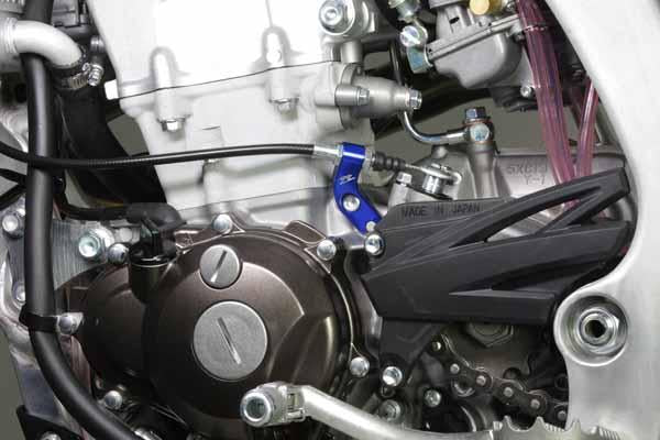 The ZETA Clutch Cable Guide is the same weight as the stock cable guide, but stronger. Used by Team HRC in Japan. Available in either blue, red or titanium colour, dependant on application